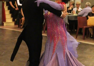 couple qui danse en soirée